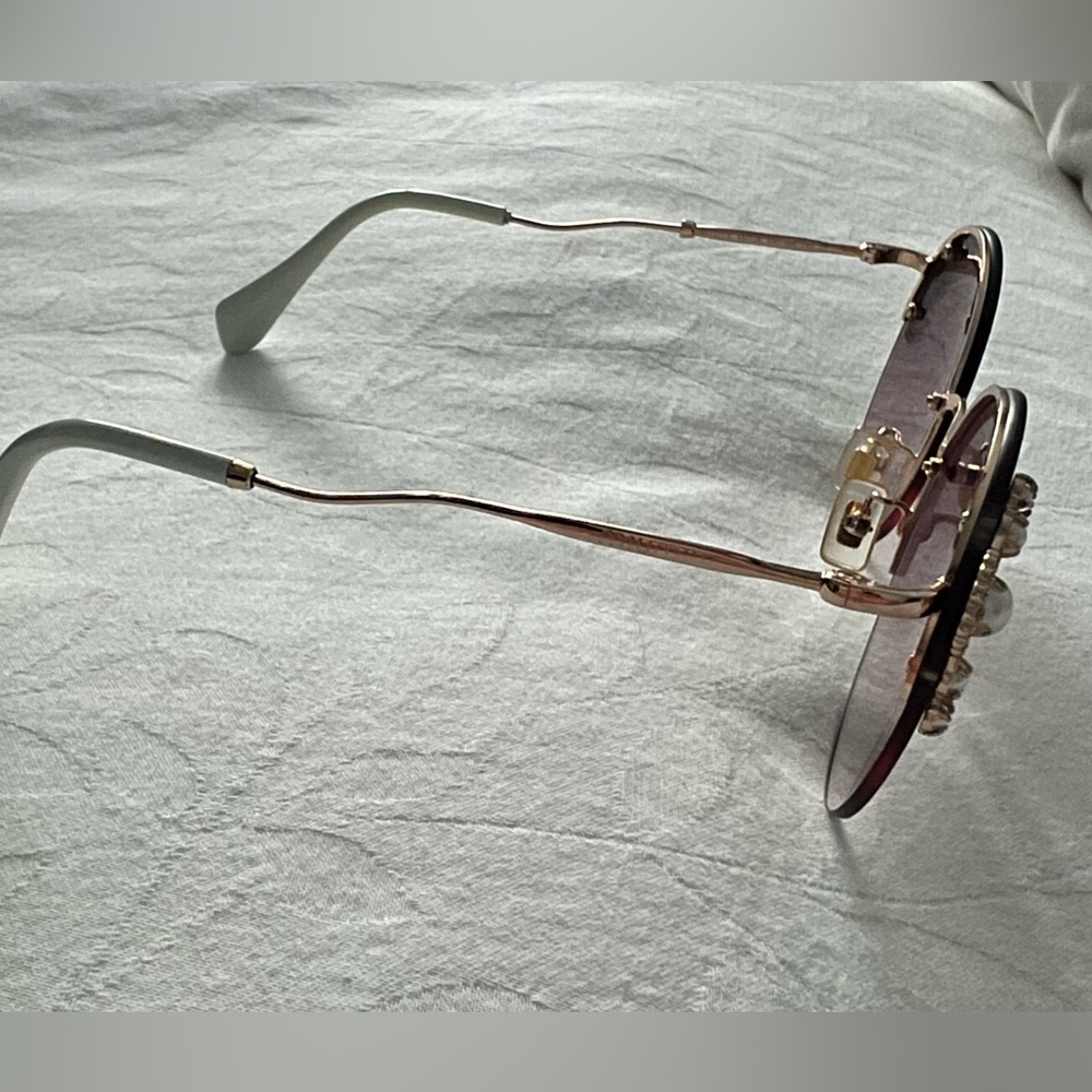 Elegant Miu Miu's Manière Sunglasses with pearl
Embellishments - Picture 7 of 10